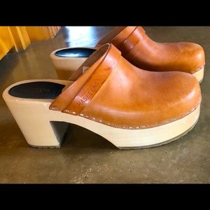 Swedish Hasbeens clogs - like new